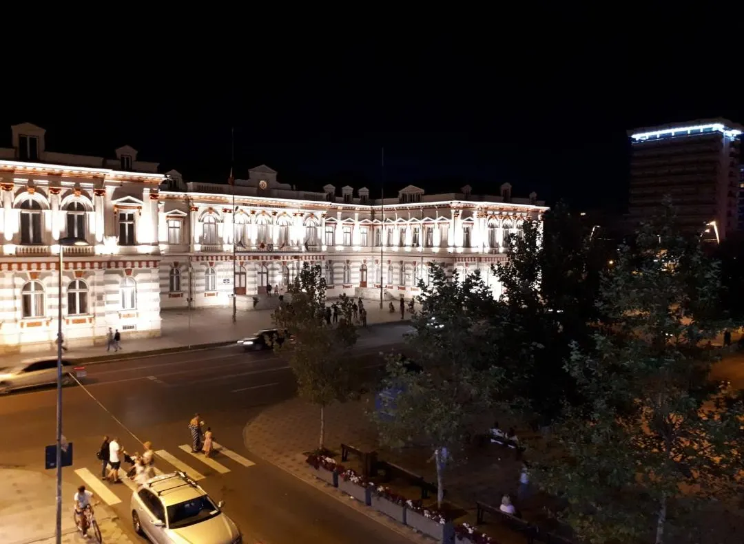 FOTO:Palatul Administrativ din Bacău, într-o lumină nouă. Aseară s-au aprins cele peste 80 de proiectoare care luminează fațada clădirii