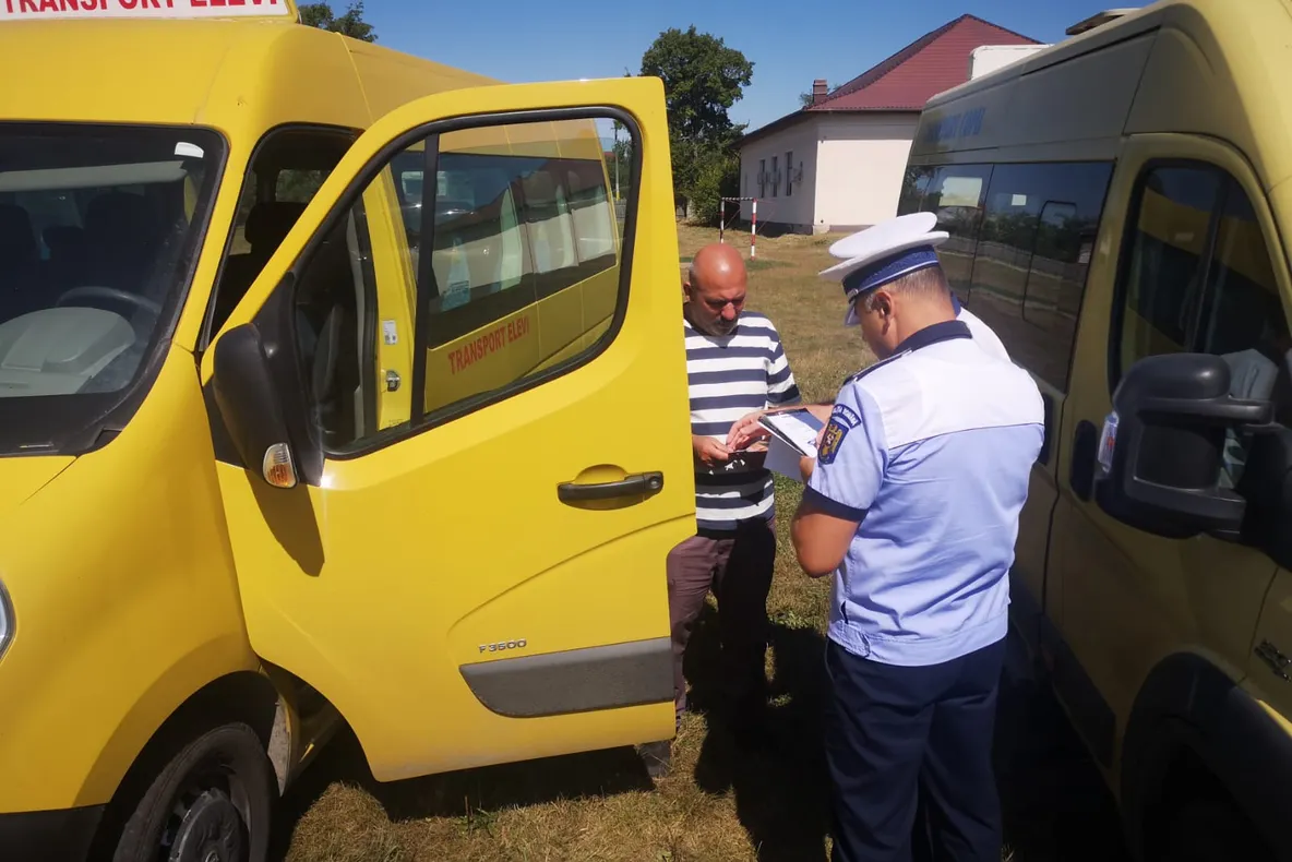 FOTO: Polițiștii, cu ochii pe microbuzele școlare și pe cei care le conduc