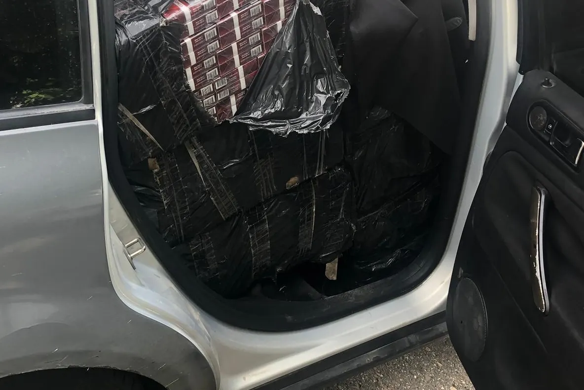 Bărbat din Ilfov, prins la Bacău cu mașina burdușită cu țigări de contrabandă