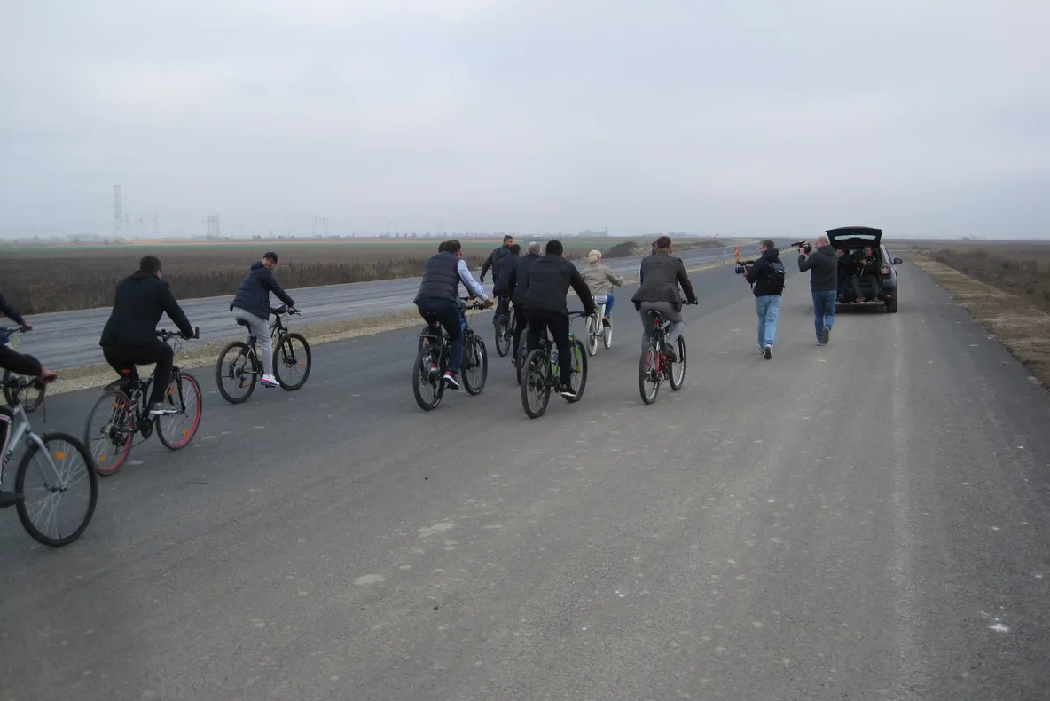 FOTO/VIDEO: S-a ținut de cuvânt: Viorica Dăncilă a pedalat pe Centura Bacăului. A avut însă mici probleme cu demarajul