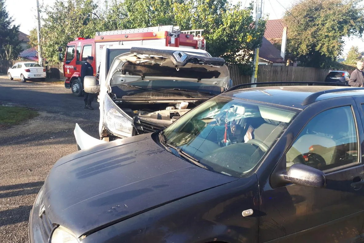 Trei tineri au fost răniți după ce mașina în care se aflau s-a răsturnat pe câmp. Șoferița nu avea permis de mult timp
