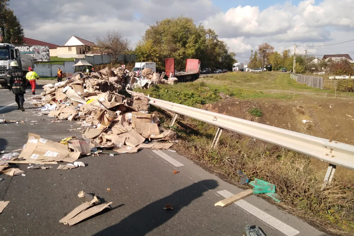 FOTO: Accident cu două TIR-uri pe DN11. Șoferul vinovat era băut și avea permisul ANULAT!