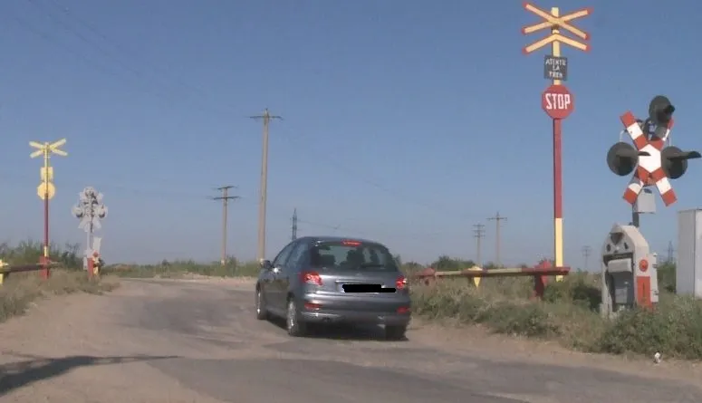 Inconștiență la volan! Șoferi în depășire în timp ce traversau calea ferată