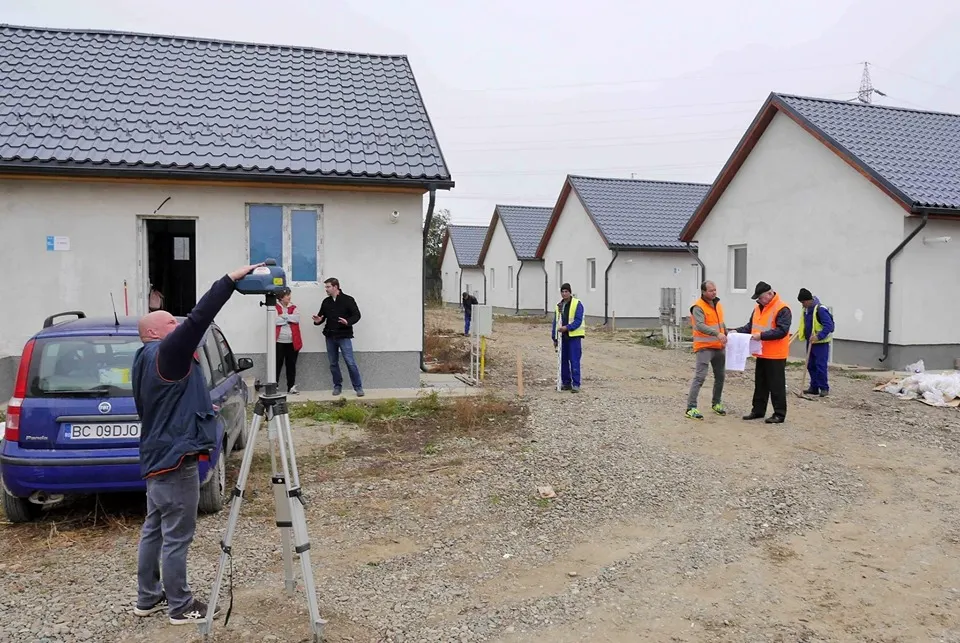 FOTO: Primăria Bacău a început lucrările de canalizare pentru cele 36 de case construite de Habitat for Humanity România în cartierul Izvoare