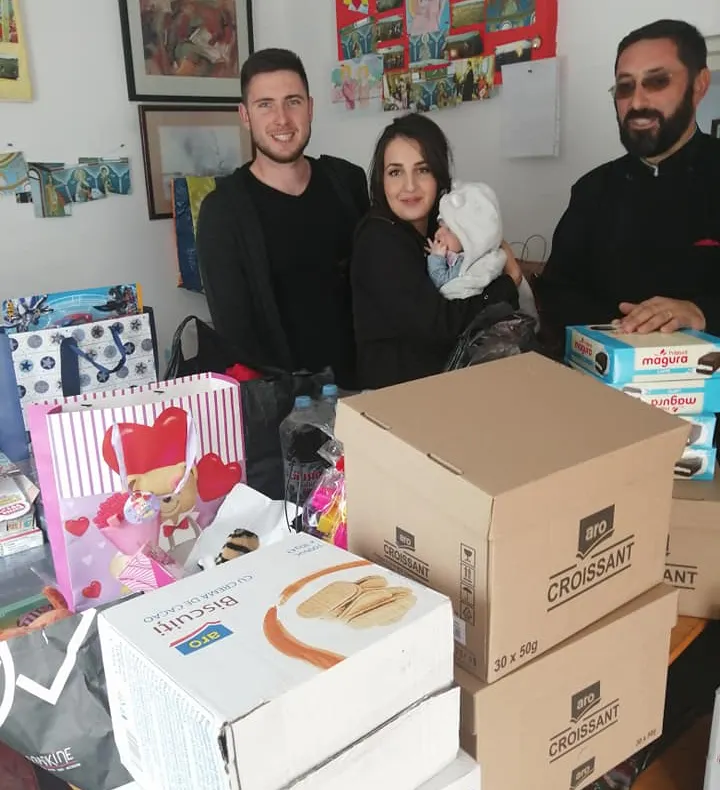 FOTO:Gest impresionant al unui cuplu din Bacău. Tinerii însurăței și-au rugat invitații la nuntă și la botezul fiului lor ca în loc de flori să aducă daruri pentru copiii nevoiași