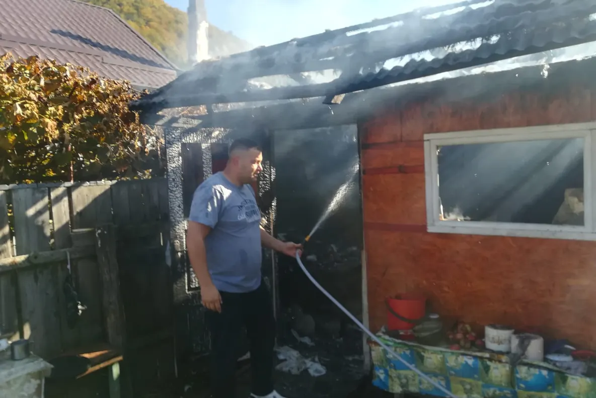 Pompier și în timpul liber! Un subofițer ISU Bacău, înger păzitor pentru o bătrână de 82 de ani din Slănic Moldova