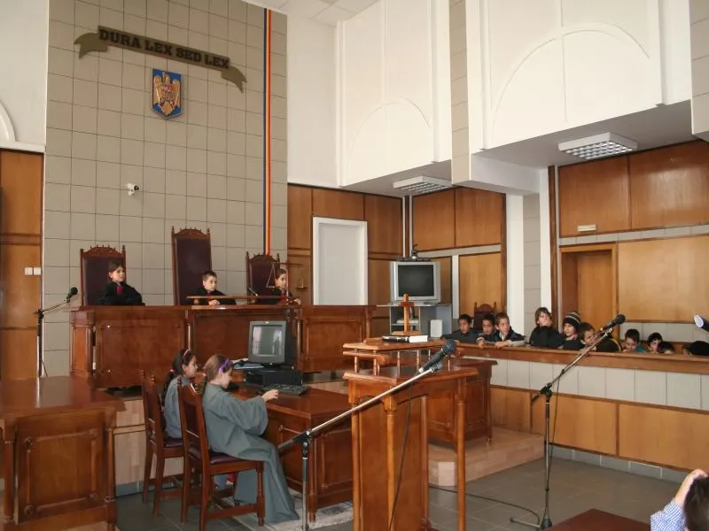 Tribunalul Bacău își deschide astăzi porțile. Simulare de proces realizată de o trupă de teatru în sala de judecată