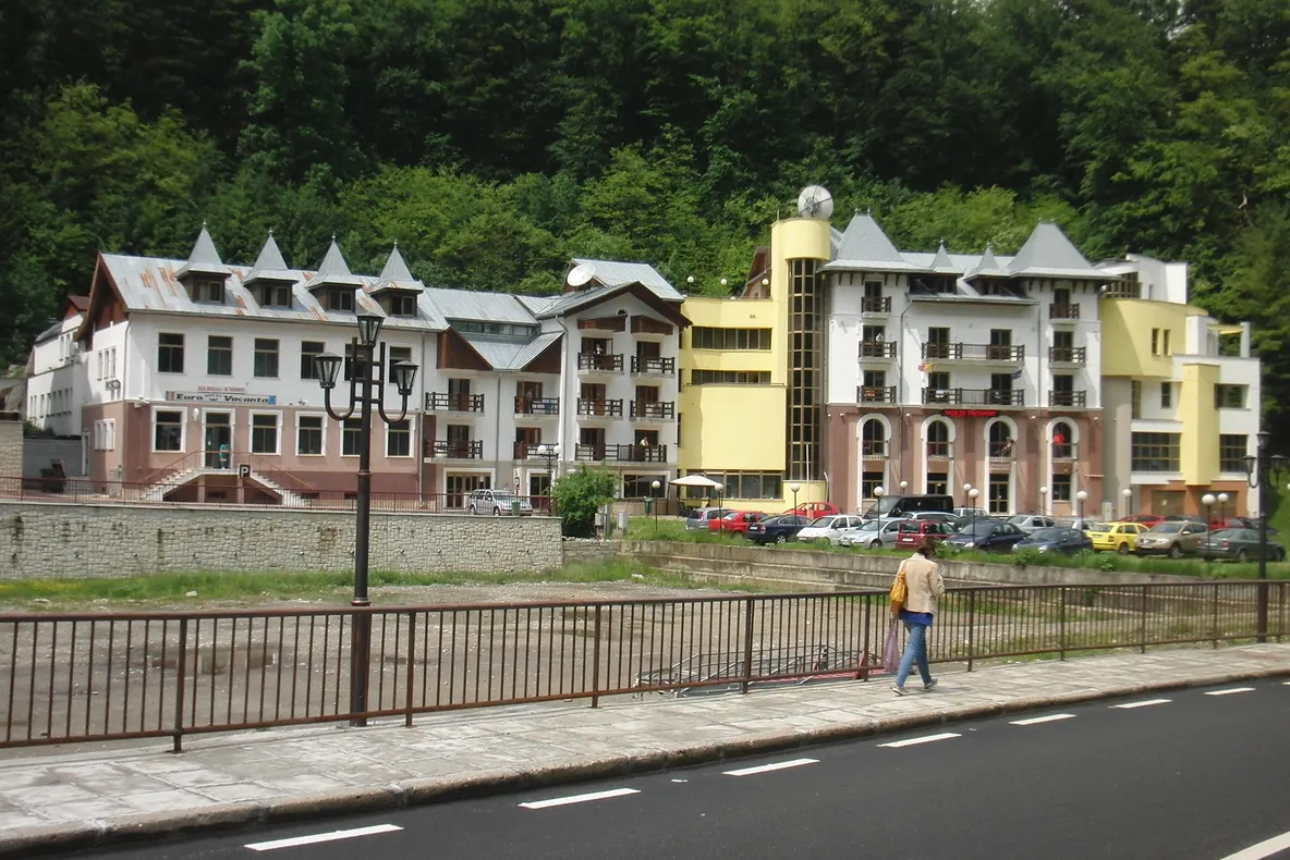 Slănic Moldova a primit ZERO LEI la rectificarea bugetară. „Domnul Benea a executat Slănicul. Intrăm în insolvență și gata”, spune primarul stațiunii