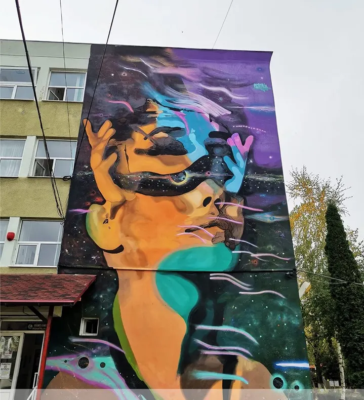 GALERIE FOTO:„Frumoșii nebuni” care au schimbat culoarea unui oraș cenușiu. În mai puțin de o lună, artiștii au însuflețit clădiri fără personalitate din Bacău