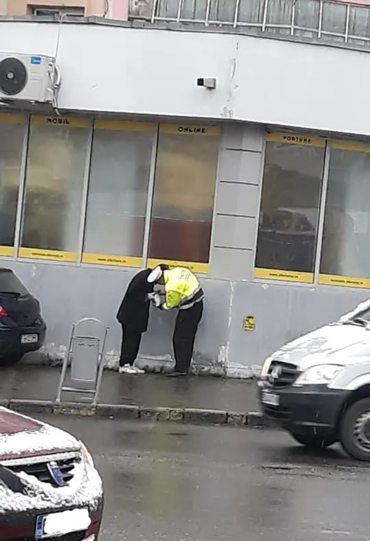 FOTO: Gestul deosebit al unui polițist local din Bacău: i-a oferit propriile mănuși unui om al străzii, care era înfrigurat