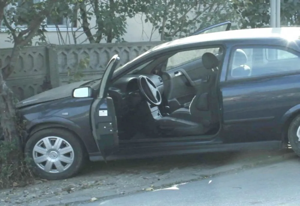 Un șofer din Moinești s-a oprit cu mașina în gard, din cauza vitezei