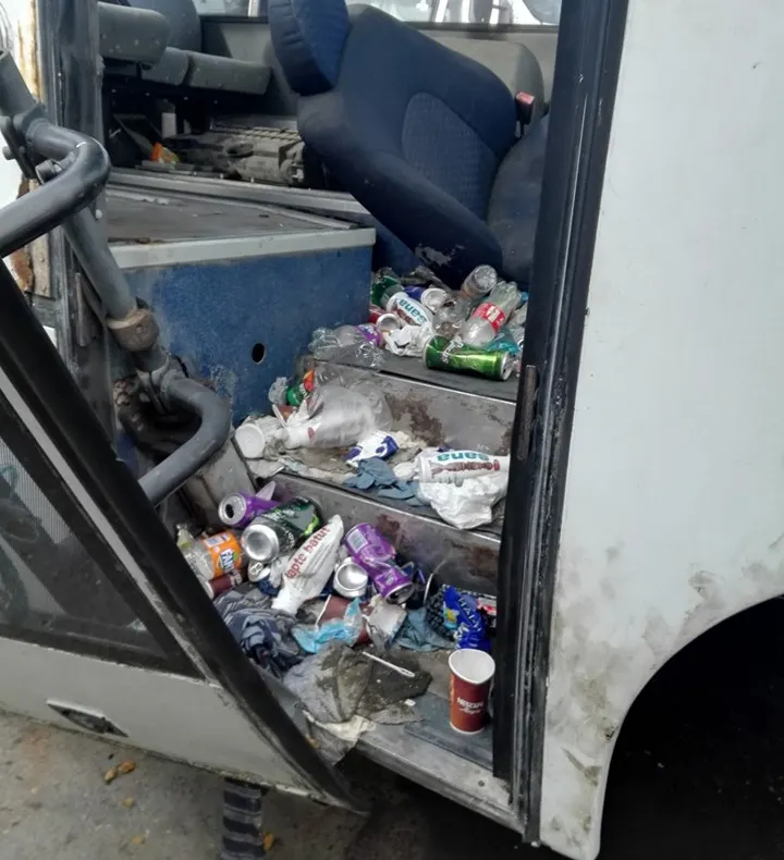 GALERIE FOTO: DEZASTRU în Autogara Onești. Epavele autobuzelor au ajuns depozite de gunoaie și adăpost pentru oamenii străzii