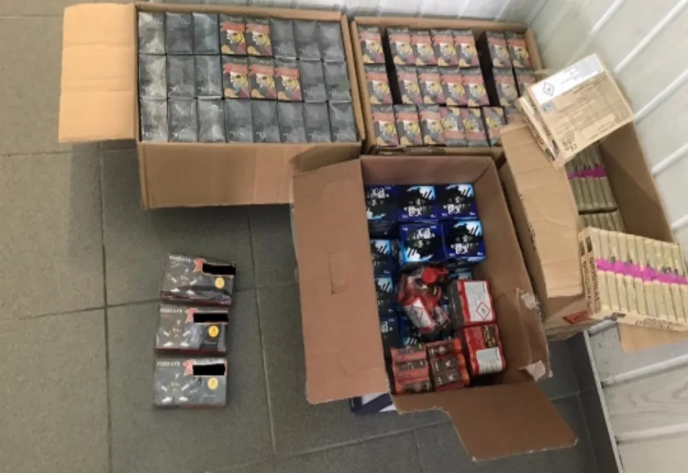 Poliţiştii băcăuani desfăşoară acţiuni pentru verificarea legalităţii operaţiunilor cu articole pirotehnice