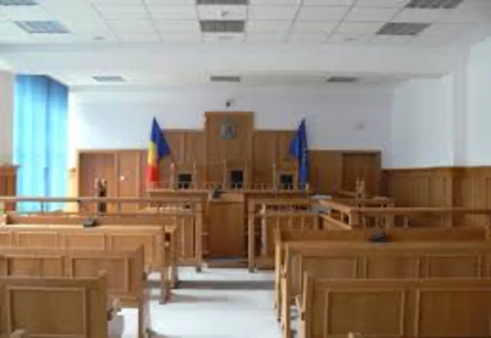 Doi judecători din Bacău, ameninţaţi cu moartea şi înjuraţi în timpul şedinţei: „Tu ştii cu cine stai de vorbă, fă proasto?"