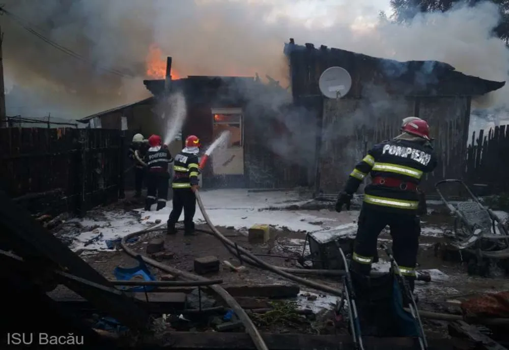 Doi copii și părinții lor sunt în stare gravă în urma unui incendiu puternic