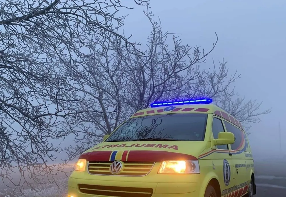 De la băutură nu a apreciat distanța și a intrat în mașina din față. O tânără a ajuns la spital