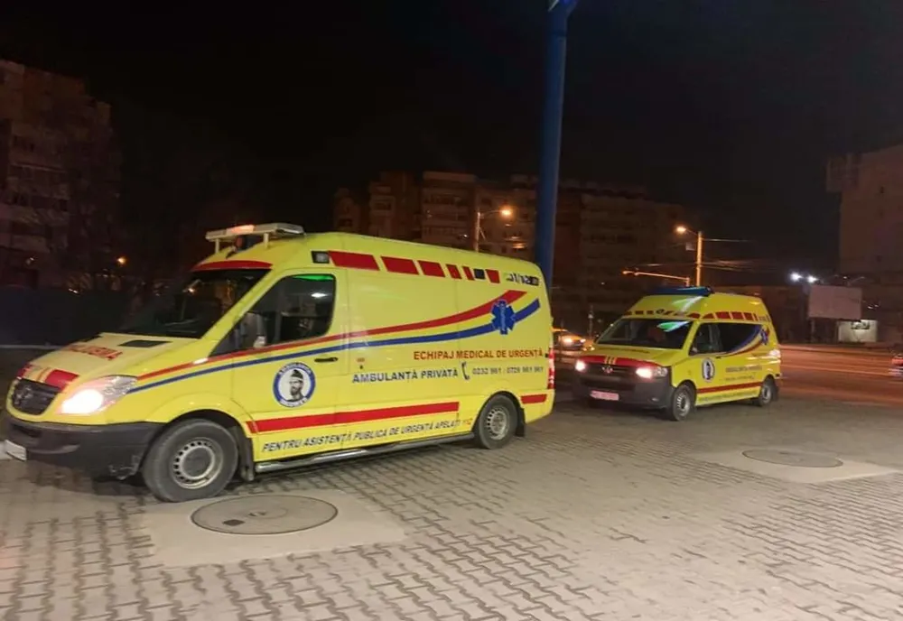 Trei persoane au ajuns la spital după ce căruța în care se aflau a fost lovită de o mașină