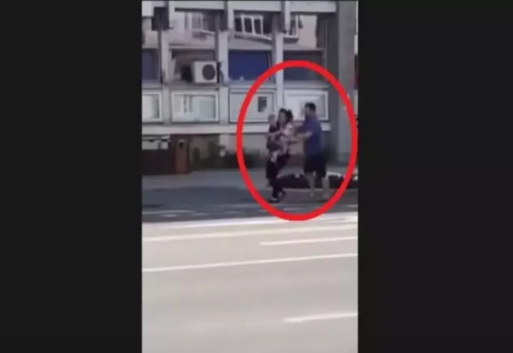 Un preot a fost filmat în timp ce își agresa nevasta, în plină stradă, în Bacău