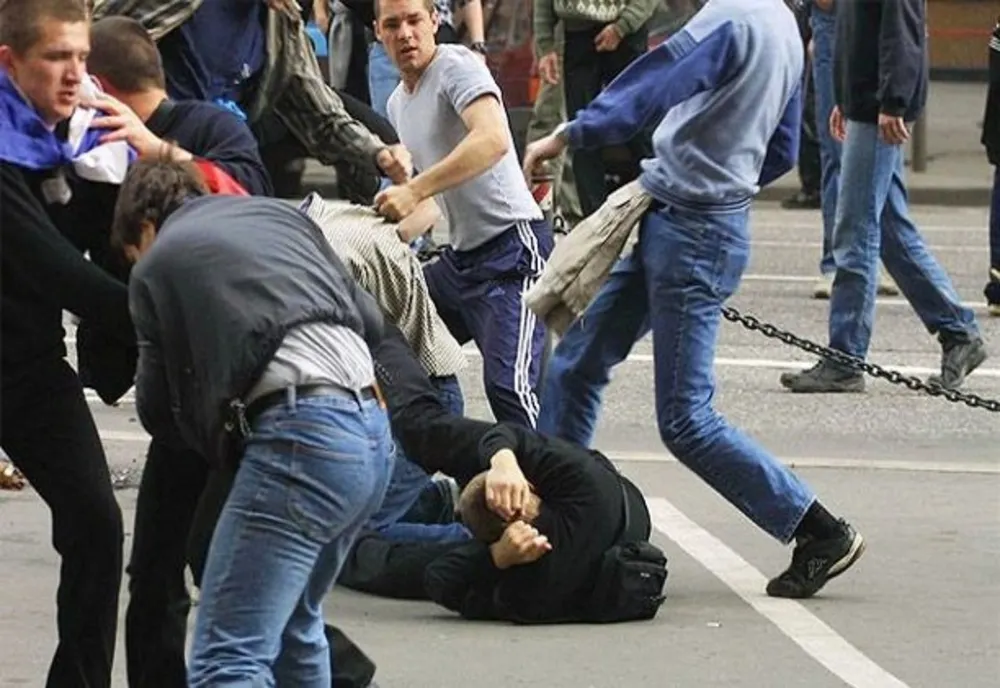  Bătaie ca în Vestul Sălbatic în noaptea dintre ani! Zece persoane reţinute!