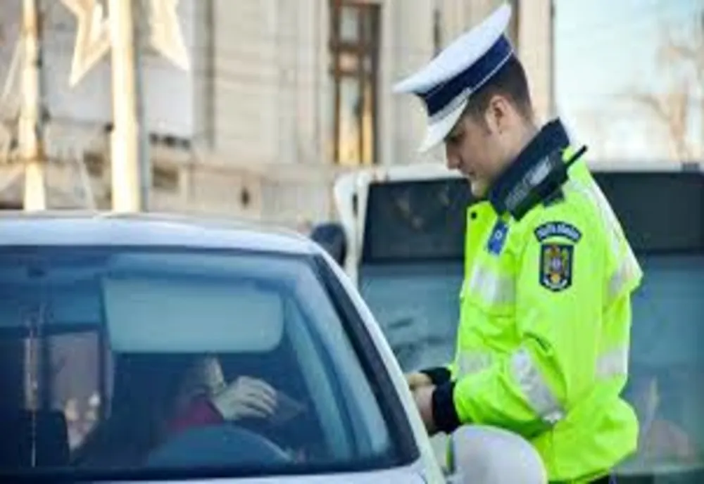 A ieșit la plimbare cu un autoturism neînmatriculat şi fără a avea permis