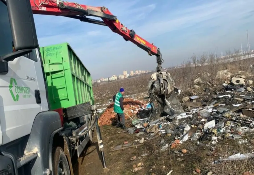 O firmă care a depozitat ilegal deșeuri de la autobuze dezmembrate a fost amendată cu 25.000 de lei
