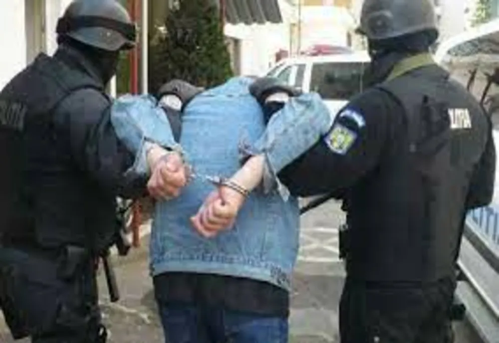 Doi tineri violenți, săltați de polițiști! Unul dintre ei a încercat să lovească polițistul cu o sticlă