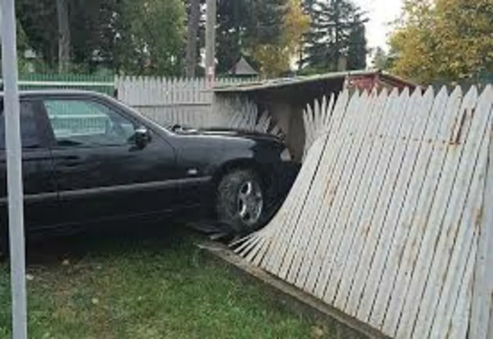 Un șofer beat s-a oprit cu mașina într-un gard