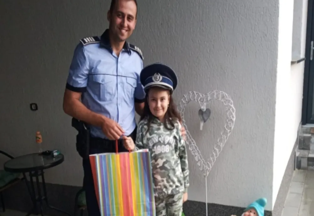 Poliţiştii băcăuani au oferit daruri copiilor colegilor lor plecaţi prea devreme dintre noi 