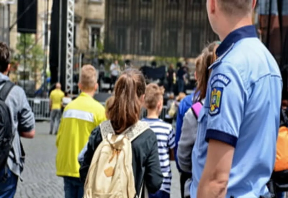 Polițiștii băcăuani alături de elevi
