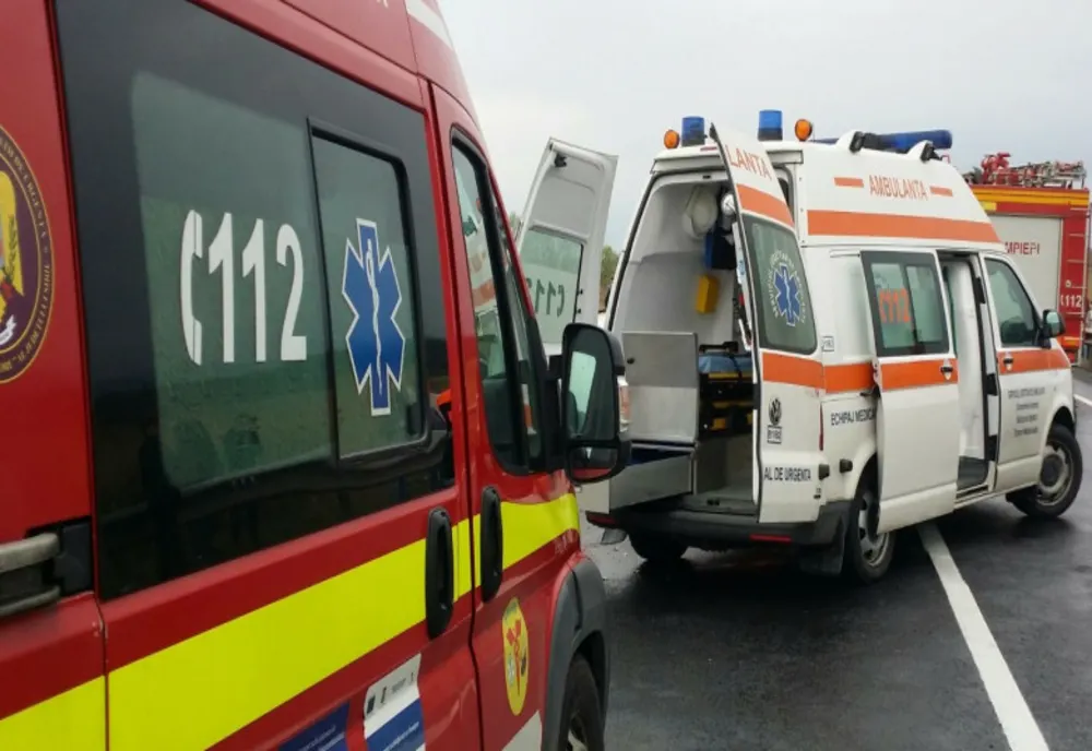 A ieșit cu mașina în decor! O femeie din Bacău a ajuns la spital!