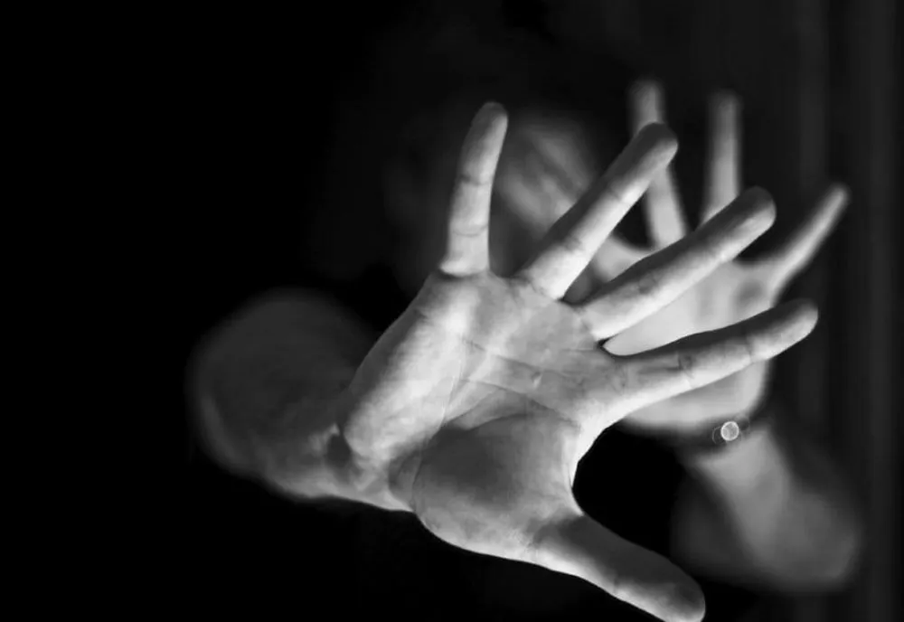 În arest pentru că s-a apropiat prea mult de familie