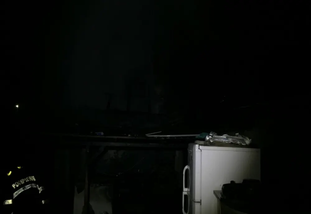 Explozie de butelie în urma unui incendiu la o locuință din Bacău. Cinci victime cu arsuri