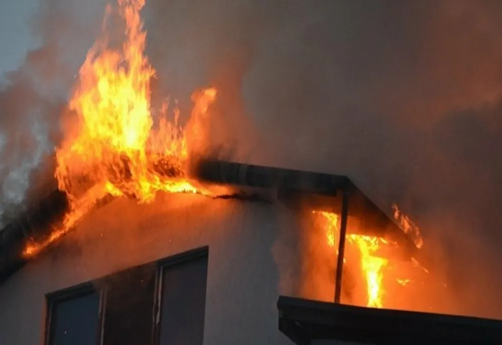 O familie din Cașin a rămas fără locuință din cauza unui incendiu