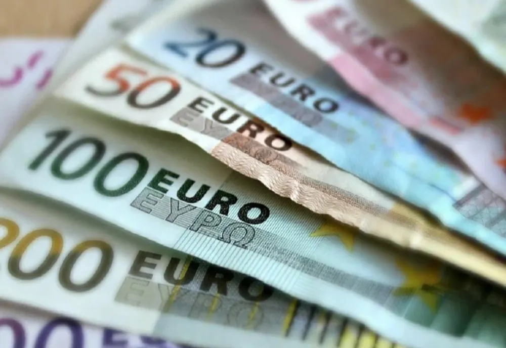 O femeie a semnat în numele asociatului firmei, iar acum este cercetată penal