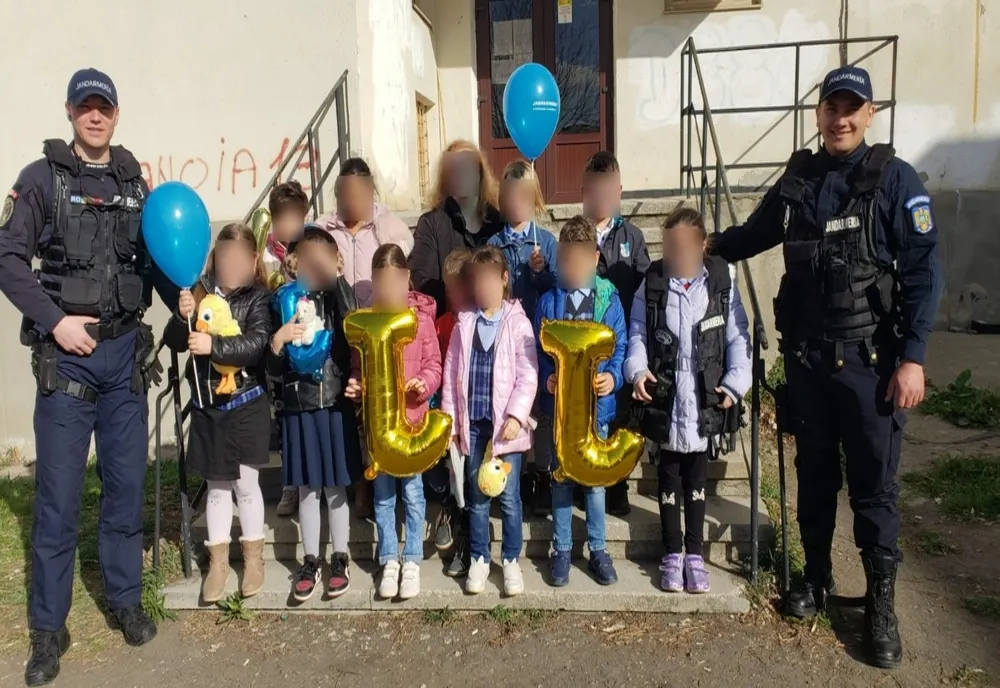 Peste 60 de copii au învățat litera "J " alături de jandarmii băcăuani 