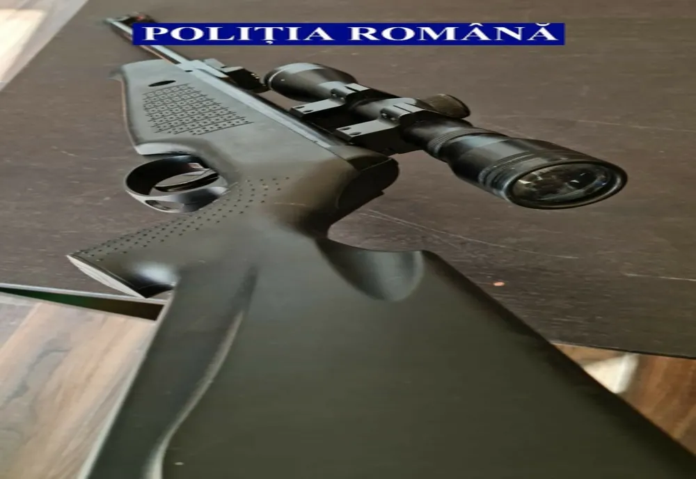 Armă ridicată de polițiști în urma unor perceheziții domiciliare