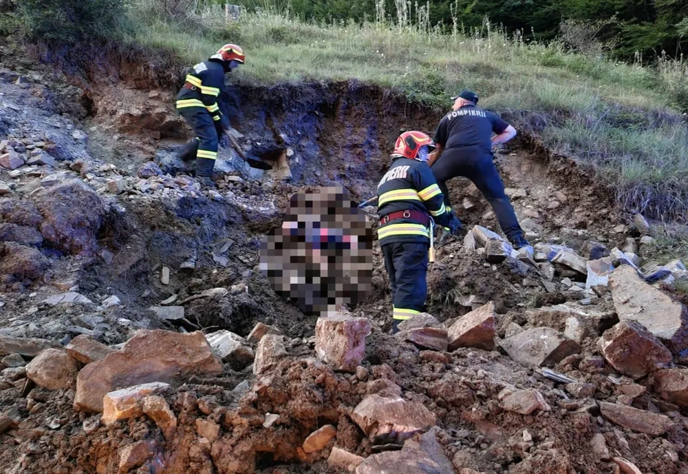 UPDATE. Barbatul scos de sub malul de pământ, nu a mai putut fi salvat