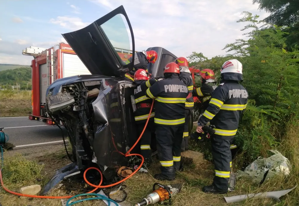 O mașină s-a răsturnat în afara carosabilului la Scorțeni