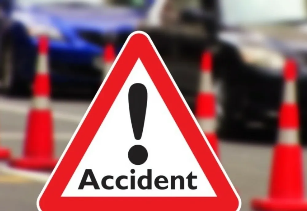 Un bărbat de 87 de ani, mort sub roțile unui tractor pe Drumul European 85