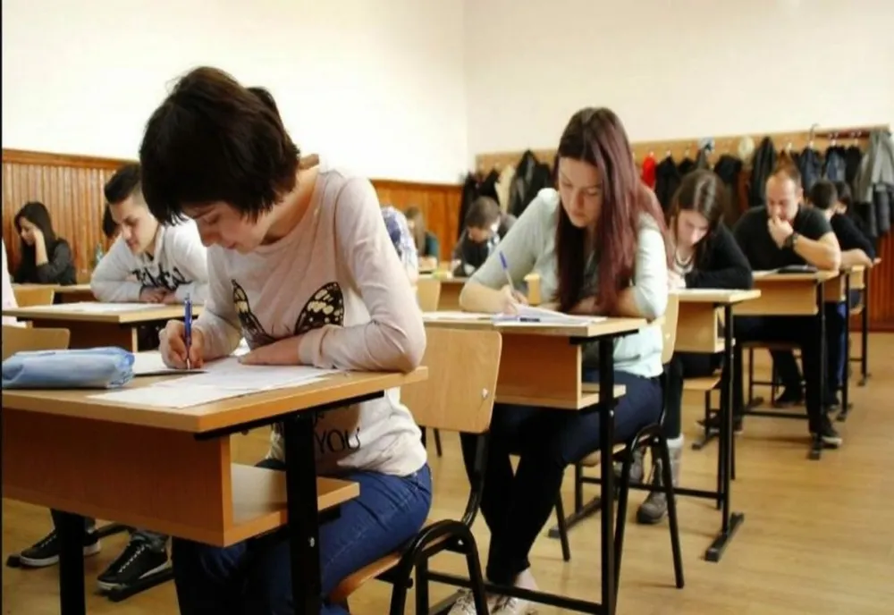 De ce întârzie BURSELE elevilor în octombrie - Ministerul Educației a cerut inspectoratelor să discute JOI cu directorii școlilor