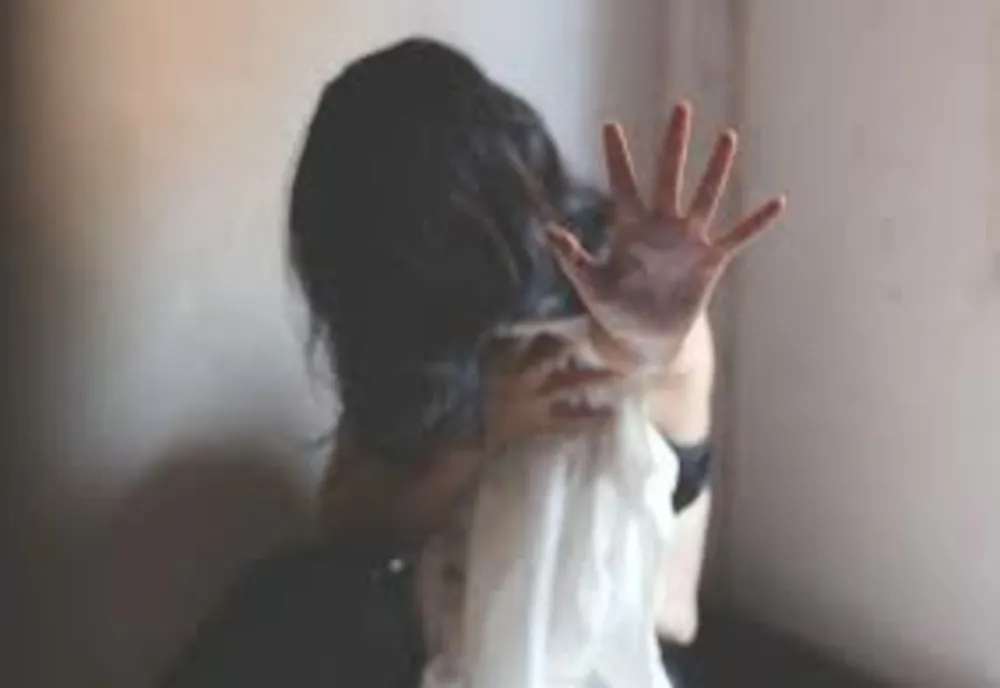 Un bărbat din Bacău reținut de DIICOT după ce a violat două adolescente. Pe una dintre ele a drogat-o cu medicamente