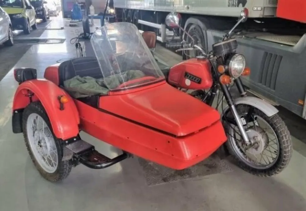 O motocicleta de epoca a ajuns la RAR Bacau, pentru omologare.