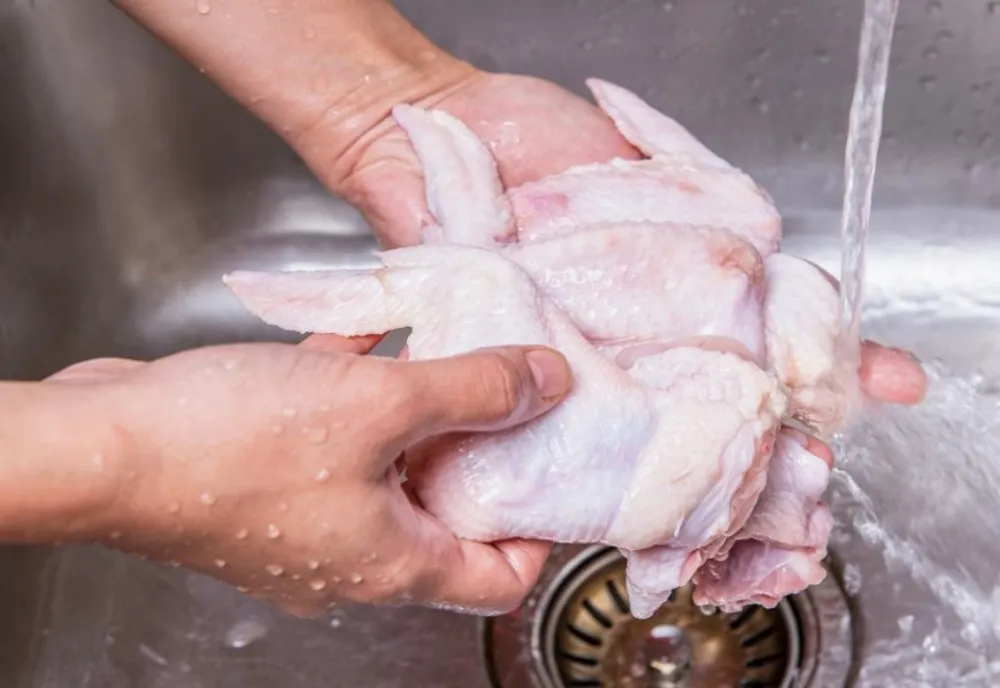 Speli sau nu carnea de pui înainte să o gătești? Iată ce recomandă specialiștii