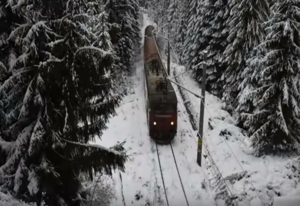 Vremea nefavorabilă dă mersul trenurilor peste cap: zeci de minute întârziere la Gara de Nord