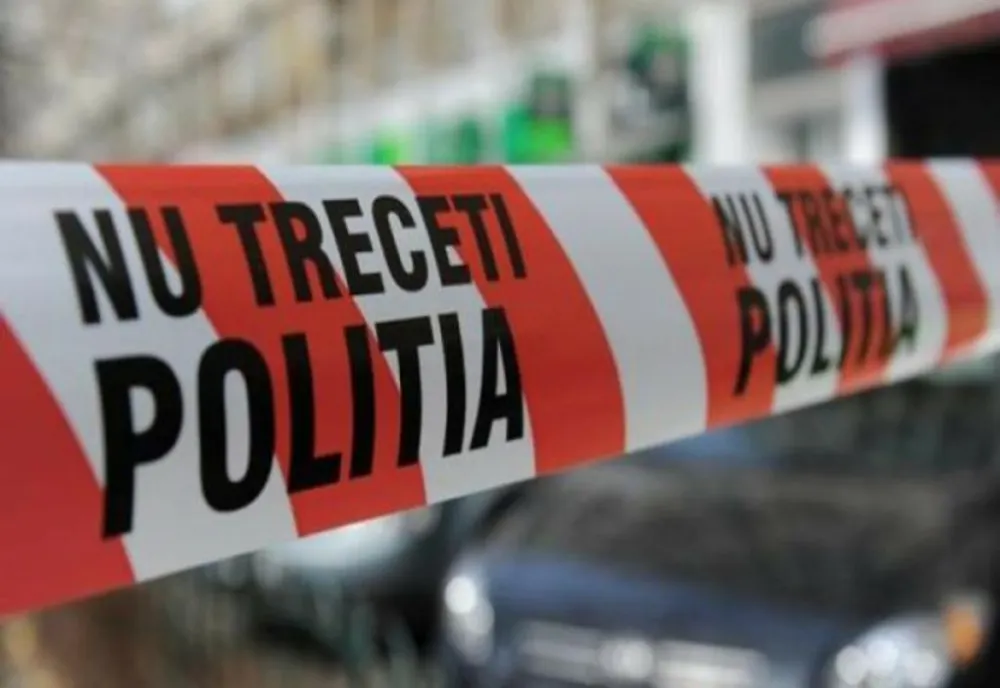 Accident feroviar, în Bacău: un mort, după ce un tren plin cu pasageri a lovit un buldoexcavator