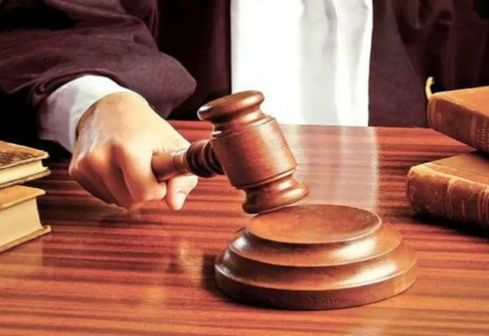 Doi indivizi care se aflau în arest la domiciliu, au fost prinși pe străzile din Buhuși