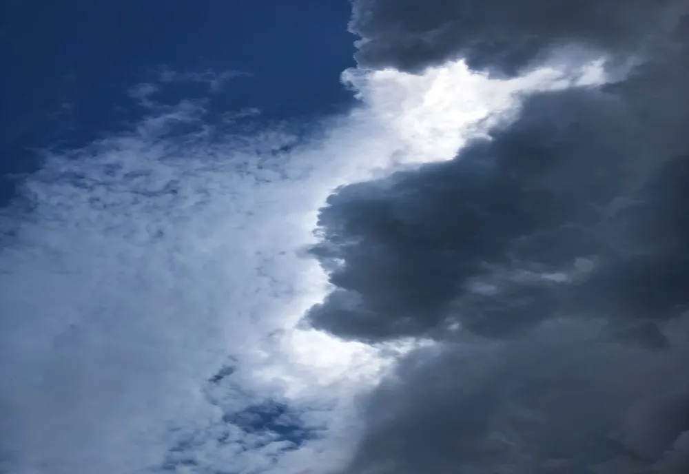 NOI AVERTIZĂRI METEO EMISE DE ANM: PLOI TORENȚIALE, VÂNT PUTERNIC ȘI INSTABILITATE ATMOSFERICĂ ÎN MARE PARTE DIN ȚARĂ