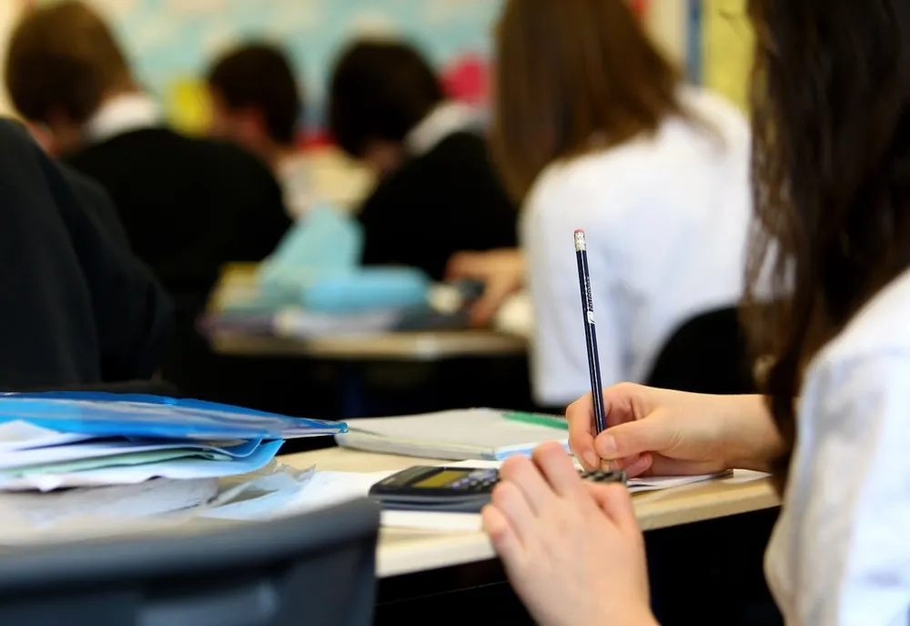 Au început să intre banii pe cardurile educaționale pentru elevii din familiile sărace