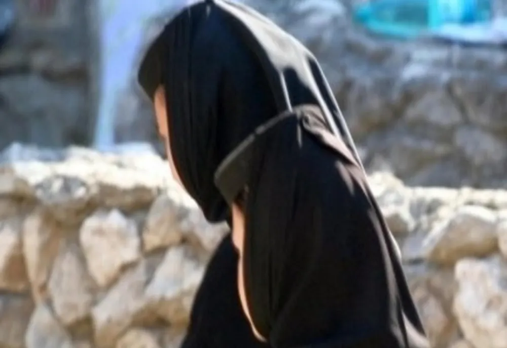 UN BĂRBAT DEGHIZAT ÎN MĂICUŢĂ, PRINS ÎN TIMP CE CEREA BANI PENTRU O PRESUPUSĂ INTERVENŢIE MEDICALĂ