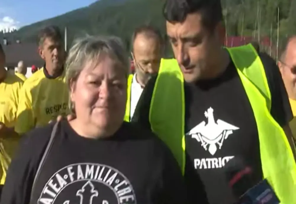 GEORGE SIMION A AJUNS ÎN MIJLOCUL SINISTRAȚILOR DIN BROȘTENI: ”NU SUNTEȚI SINGURI”